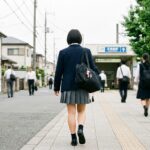 駅に向かう制服の生徒