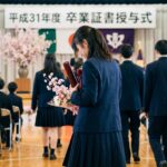 卒業式で卒業証書を持つ生徒